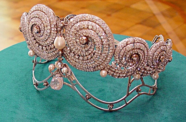 طقم مصنوع من البلاتين والماس الأميرة شويكار