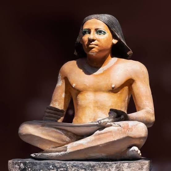 تمثال الكاتب الجالس&nbsp;