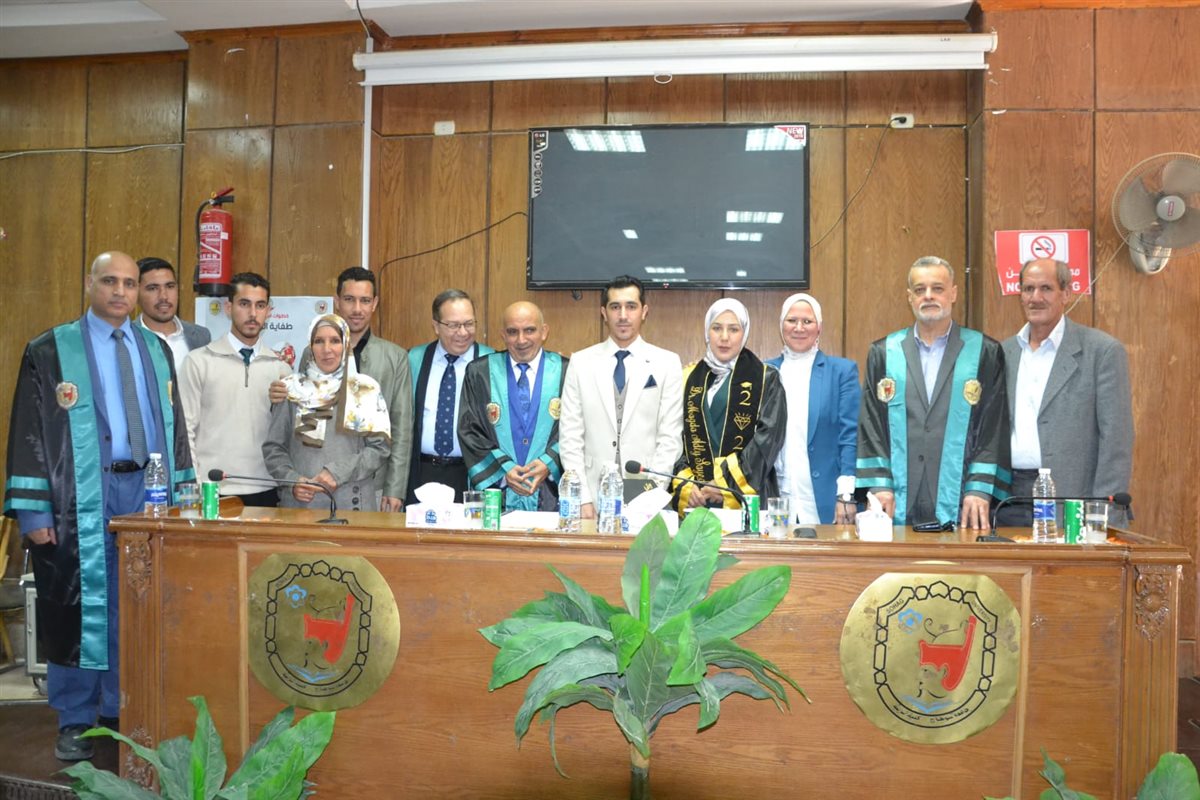 الباحثة ولجنة الحكم