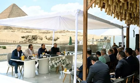 رئيس الوزراء يستمع لمطالب أهالي نزلة السمان