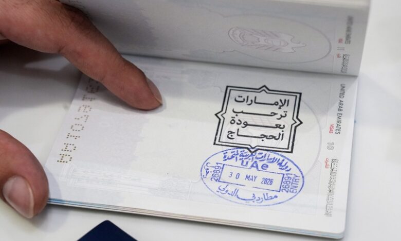 مطارات دبي ترحب بالحجاج العائدين بختم تذكاري