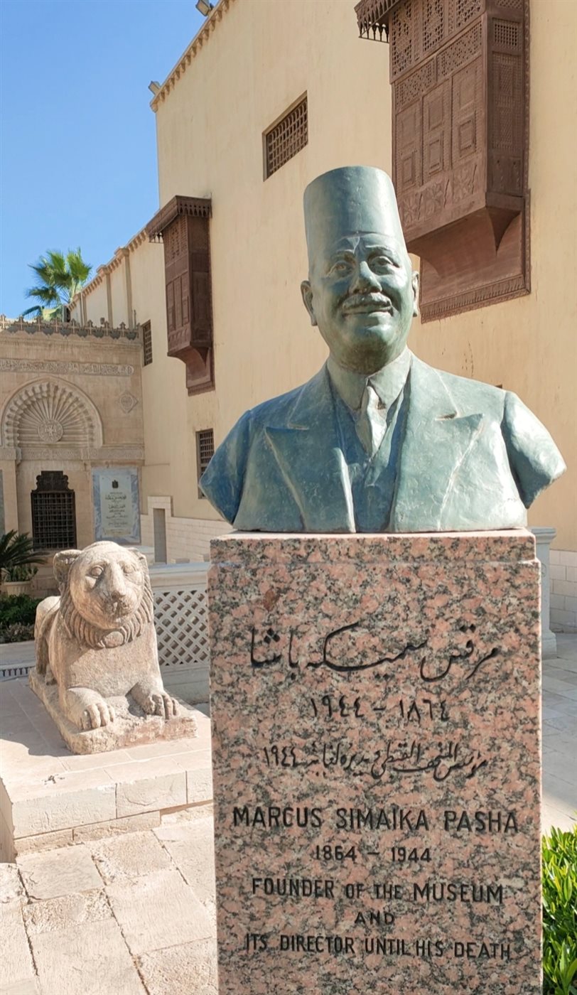 تمثال سميكة باشا في مدخل المتحف