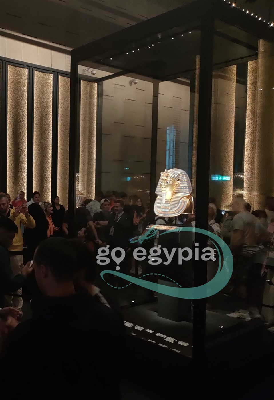 زوار المتحف حول القناع الذهبي