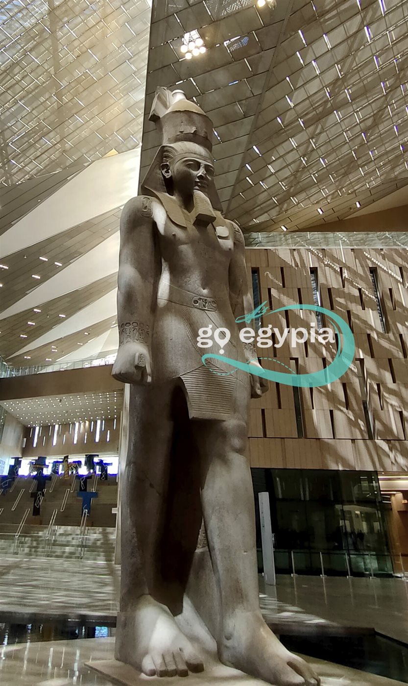 تمثال رمسيس الثاني في البهو العظيم بالمتحف