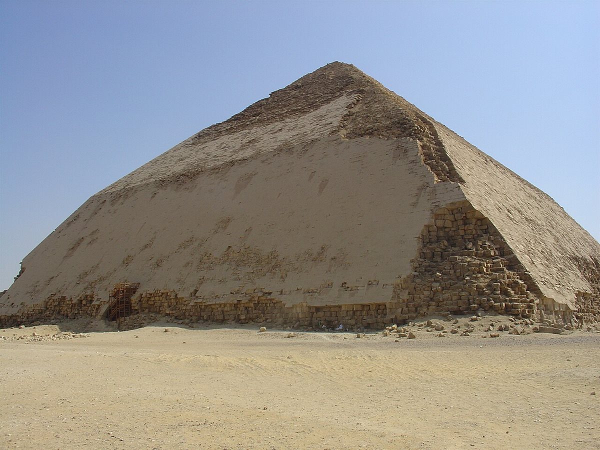 الهرم المنحني