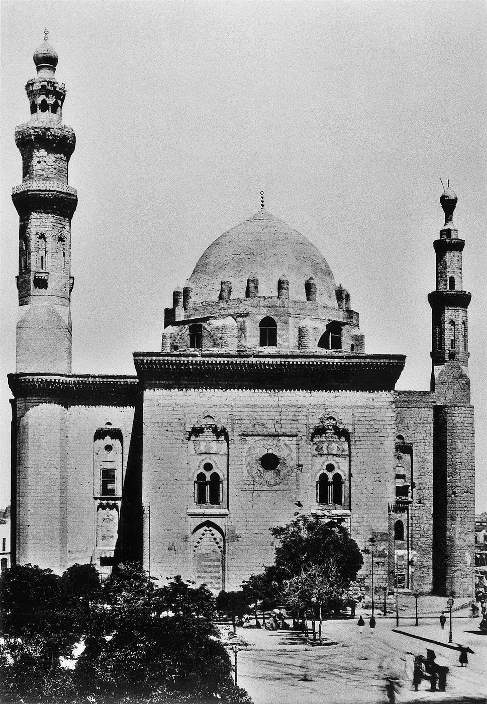 صورة قديمة جدا للمسجد والمدرسة&nbsp;