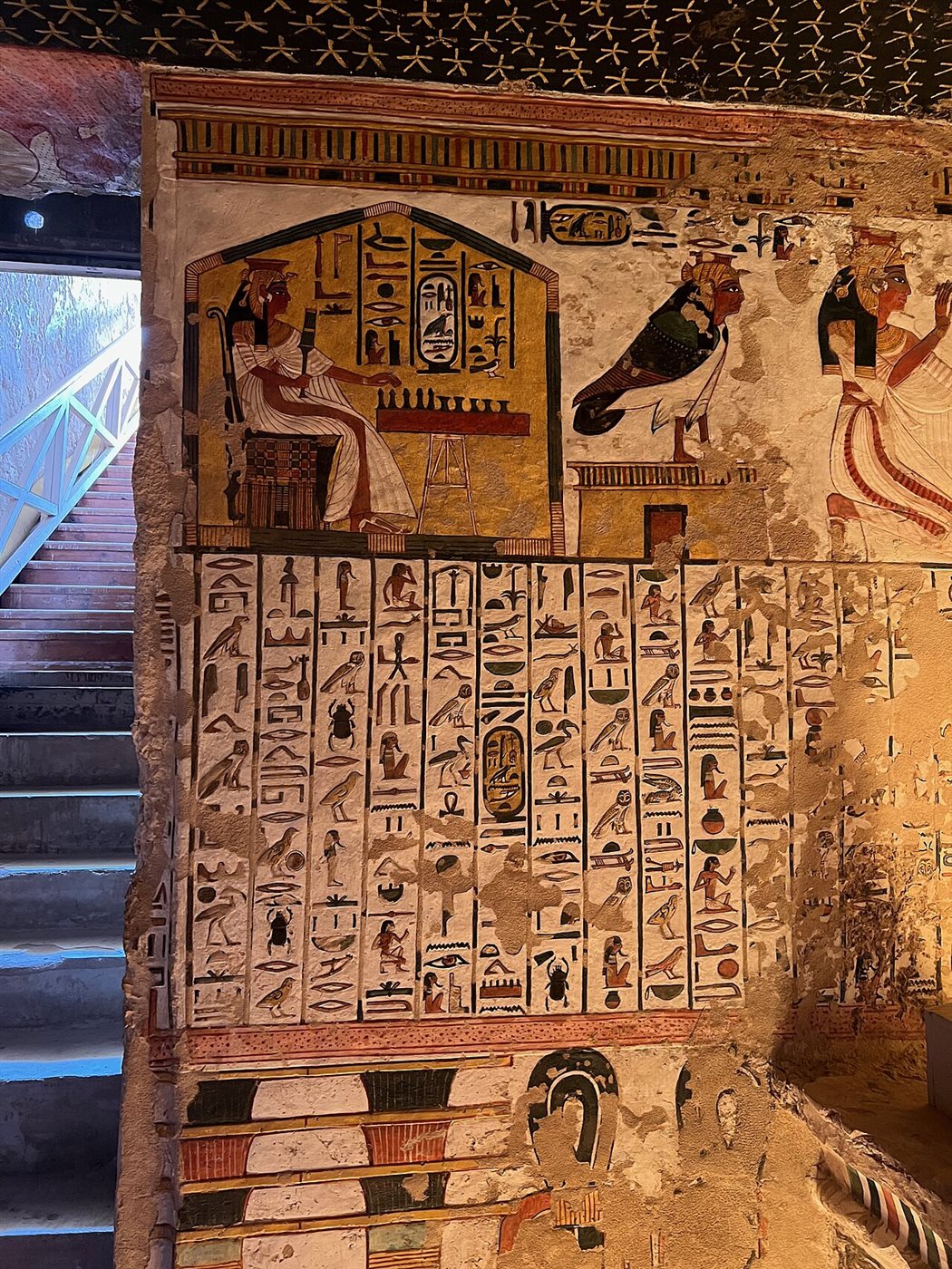 المقبرة من الداخل&nbsp;