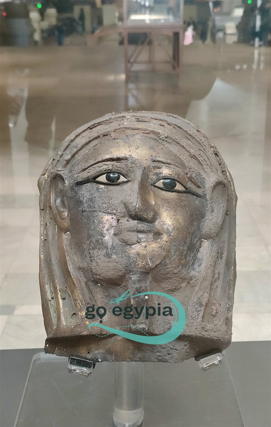 القناع في المتحف