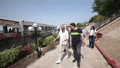 وزير السياحة والآثار يتفقد الفنادق الثابتة والعائمة والدهبيات بالأقصر