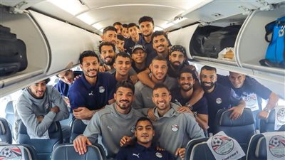 أول صور لبعثة المنتخب الوطني قبل وصولها لمطار القاهرة بعد التأهل لكأس العالم