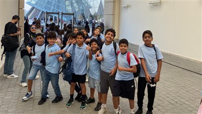 المتحف المصري الكبير يختتم التشغيل التجريبي لقاعات الزيارة برحلة مدرسية 
