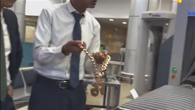 حقيقة مصادرة سلسلة ذهبية وزنها 2 كيلو جرام مع مغني أمريكي شهير 