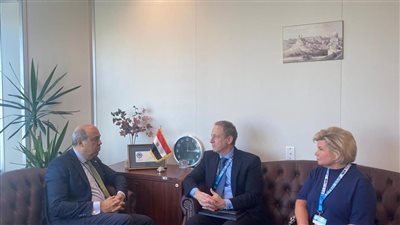 وزير الطيران يستعرض خطط تطوير المطارات وتحديث الخدمات المقدمة للمسافرين 