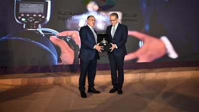 هدية استثنائية من الأحجار الكريمة لخالد العناني من إتحاد السياحة