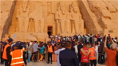 تعامد الشمس.. أكثر من 4000 سائح يشاهدون الظاهرة بمعبد أبوسمبل 