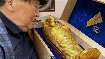 عالم المصريات الياباني يتلقى دعوة افتتاح المتحف المصري الكبير بصندوق فاخر