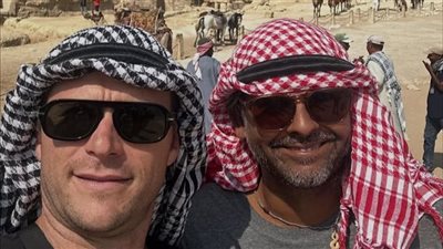 سكوت إيستوود يحلق فوق أهرامات الجيزة في تجربة مصرية فريدة