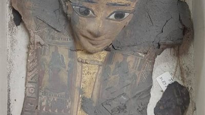 ترميم قناع مذهب من العصر البطلمي يعيد الحياة داخل المتحف المصري بالتحرير