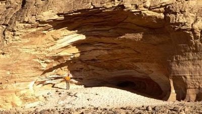 كهف الوحوش.. متحف ما قبل التاريخ المدفون في رمال الجلف الكبير