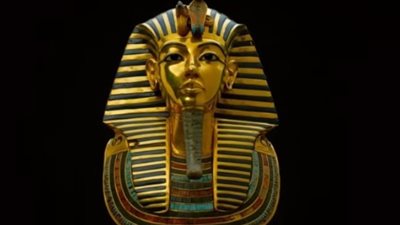 القناع الذهبي لتوت عنخ آمون يتألق في افتتاح المتحف المصري الكبير: لحظة تاريخية