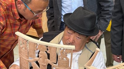 عالم ياباني شهير يزور كنوز مصر ويثني على مستنسختها الآثرية