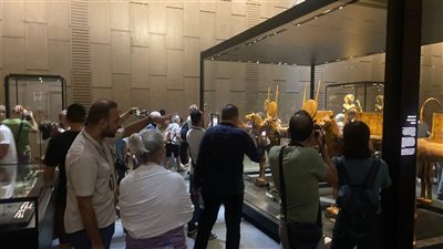 إقبال كبير على توت عنخ آمون بالمتحف الكبير في الذكرى الـ103 لاكتشاف المقبرة