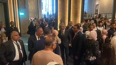 نائب وزير السياحة ومدير المتحف الكبير يتفقدان قاعات توت عنخ آمون