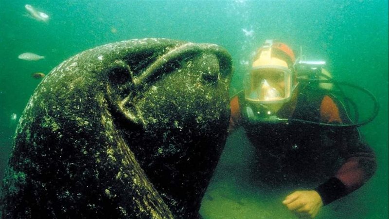 عدد من القطع الآثارية