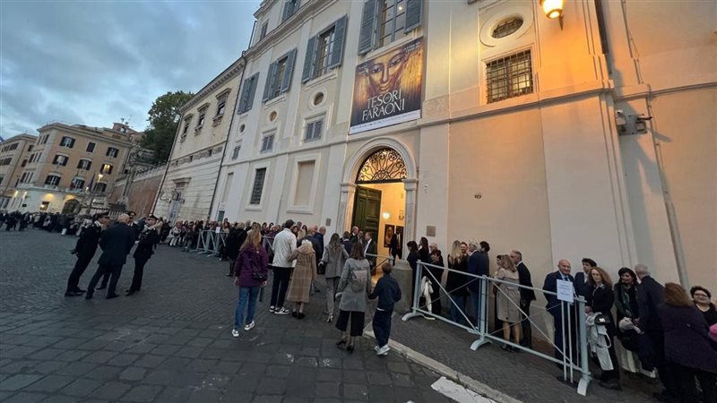 اقبال الزائرين علي