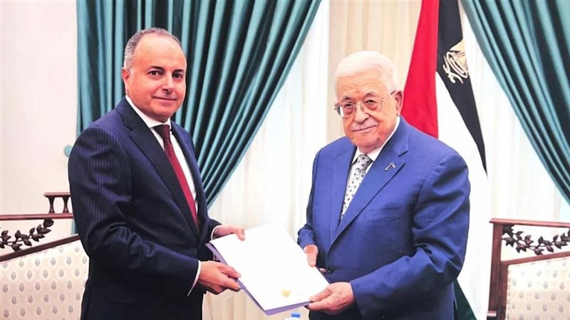 الريس الفلسطيني يتسلم