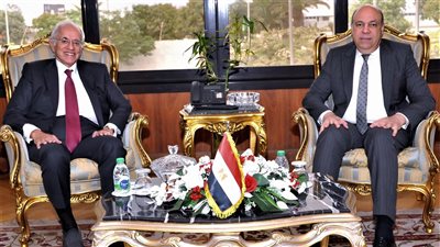 وفد يوناني يبحث مع وزير الطيران فرص المشاركة في طروحات المطارات المصرية 