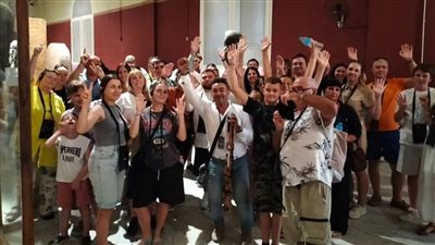 السياح الروس ينبهرون بكنوز المتحف المصري بالتحرير ويدعون العالم لاكتشافها