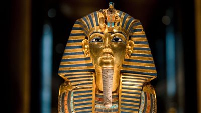 من وادي الملوك إلى المتحف الكبير.. قناع توت عنخ آمون يروي ألف حكاية