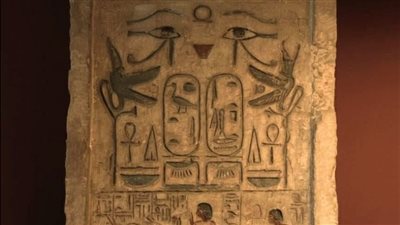 المتحف المصري يعرض لوحة نادرة تكشف استمرار عبادة الملك تيتي لألف عام بعد وفاته