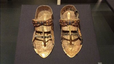 المتحف المصري الكبير يعرض صنادل الملك توت عنخ آمون الذهبية والفريدة