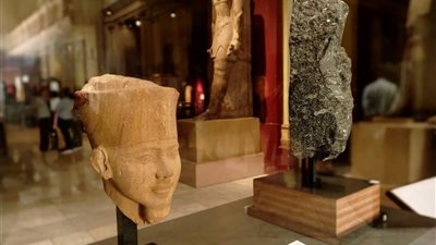 قطع فريدة. . المتحف المصري الكبير يعرض قطعتين من الآثار المستردة من الخارج 