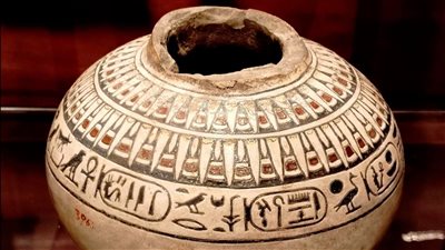 المتحف المصري يعرض إناء فيانس نادر من عصر أمنحتب الثالث