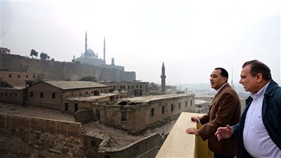 رئيس الوزراء يتفقد أعمال إعادة إحياء منطقة 