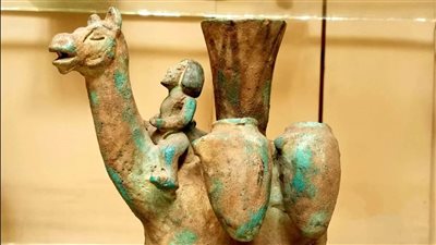 رجل السقا على الجمل.. تحفة فرعونية تصور الحياة اليومية في مصر القديمة