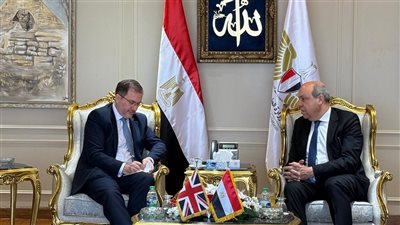 الحفني يبحث مع السفير البريطاني دعم  التوسع بأسطول شركتي مصر للطيران وإير كاير