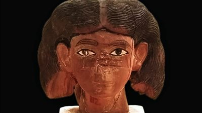 المتحف المصري بالتحرير يعرض رأس تمثال خشبي نادر لفتاة من الدولة الوسطى