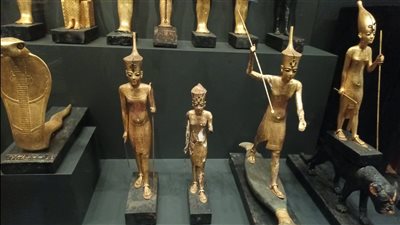 روائع الذهب الملكي... تماثيل المعبودات وتوت عنخ آمون تتألق في المتحف الكبير