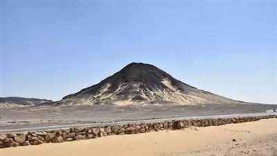 حكاية الصحرا السودة اللي مجننة السياح في الوادي الجديد (فيديو)