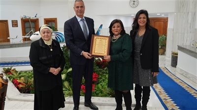 رئيس مصر للطيران يكرم داليا المراغي ويهديها درع الشركة