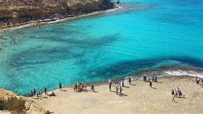 شاطئ الغرام في مرسى مطروح.. لوحة طبيعية ساحرة على ساحل البحر المتوسط