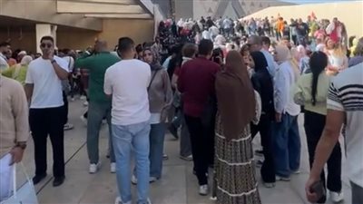 رغم نفاد التذاكر.. زحام جماهيري أمام بوابات المتحف المصري الكبير| صور