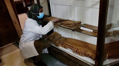 المتحف المصري ينفذ أعمال صيانة وقائية لمنسوجات أثرية نادرة من العصر اليوناني