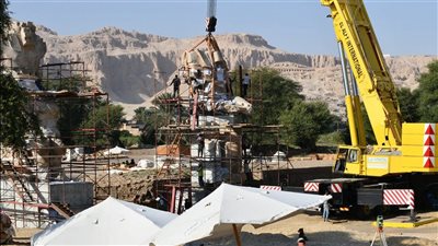 الأقصر تستعد لحدث أثري.. رفع تمثال هائل لأمنحتب الثالث خلف تمثالي ممنون