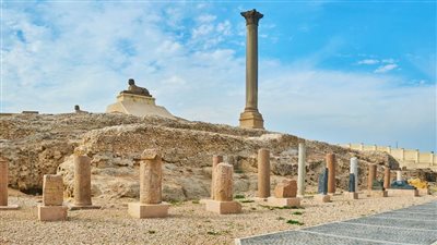 عمود السواري في الإسكندرية.. أطول نصب روماني باقي وشاهد على عظمة المدينة 