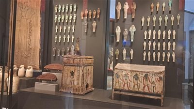 أدوات الحياة اليومية للملوك في المتحف المصري الكبير.. حين يسقط القناع الإلهي